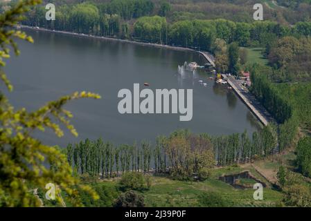 Srinagar, Indien. 06. April 2022. Ein Luftbild eines Teils des Dal Sees an einem sonnigen Tag. (Foto von Idrees Abbas/SOPA Images/Sipa USA) Quelle: SIPA USA/Alamy Live News Stockfoto