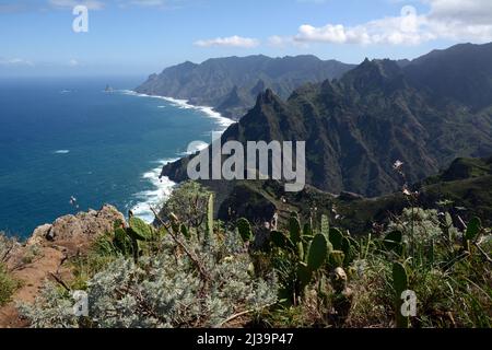 Das Anaga-Gebirge und der Atlantische Ozean an der Nordküste von Teneriffa, Anaga Rural Park, in der Nähe von Taganana, Kanarische Inseln, Spanien. Stockfoto