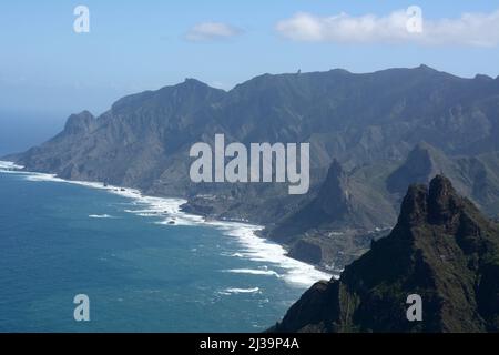 Das Anaga-Gebirge und der Atlantische Ozean an der Nordküste von Teneriffa, Anaga Rural Park, in der Nähe von Taganana, Kanarische Inseln, Spanien. Stockfoto