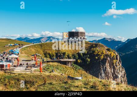 Gudauri, Georgien, 26. September 2021: Denkmal des Vertrags von Georgievsk auf der georgischen Militärstraße zwischen dem Skigebiet Stadt Gudauri A Stockfoto