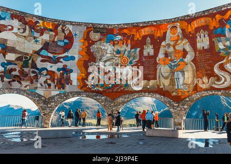 Gudauri, Georgien, 26. September 2021: Denkmal des Vertrags von Georgievsk auf der georgischen Militärstraße zwischen dem Skigebiet Stadt Gudauri A Stockfoto