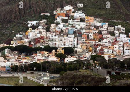 Die Stadt San Andres, am Rande von Santa Cruz de Teneriffa, Anaga-Gebirge, Kanarische Inseln, Spanien. Stockfoto