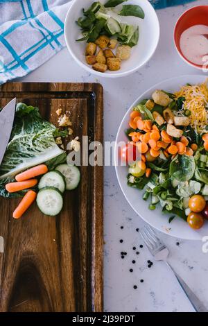 Frisch gehacktes Gemüse für leckeren grünen Salat zum Mittagessen Stockfoto