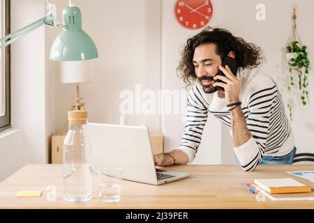 Mann, der im Heimbüro arbeitet. Stockfoto