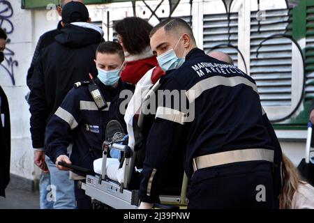 Marseille, Frankreich. 24. März 2022. Marseille Marine-Feuerwehrleute tragen einen Mann auf einer Bahre. Marseille Marine-Feuerwehrleute (BMPM) retten einen Mann, der auf einen Bürgersteig gefallen ist. (Foto von Gerard Bottino/SOPA Images/Sipa USA) Quelle: SIPA USA/Alamy Live News Stockfoto