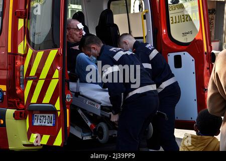 Marseille, Frankreich. 24. März 2022. Die marinen Feuerwehrmänner von Marseille setzten einen Mann auf eine Bahre in ihren Van. Marseille Marine-Feuerwehrleute (BMPM) retten einen Mann, der auf einen Bürgersteig gefallen ist. (Foto von Gerard Bottino/SOPA Images/Sipa USA) Quelle: SIPA USA/Alamy Live News Stockfoto