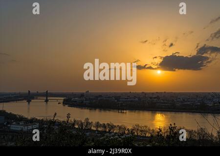 Gelber Himmel über Bordeaux bei Sonnenuntergang von oben betrachtet Stockfoto