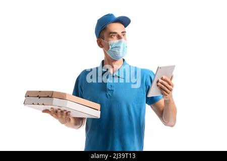 Kurier der Lebensmittelzustellung in medizinischer Maske und mit Tablette auf weißem Hintergrund Stockfoto
