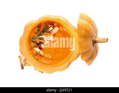 Köstliche Sahnesuppe in Kürbis auf weißem Hintergrund serviert Stockfoto