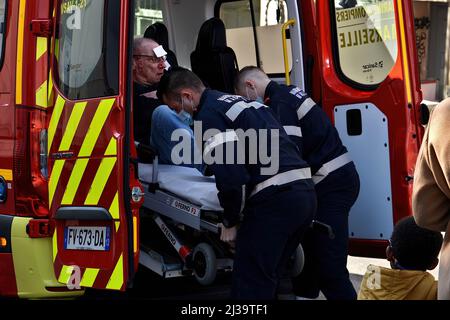 Marseille, Frankreich. 24. März 2022. Die marinen Feuerwehrmänner von Marseille setzten einen Mann auf eine Bahre in ihren Van. Marseille Marine-Feuerwehrleute (BMPM) retten einen Mann, der auf einen Bürgersteig gefallen ist. (Bild: © Gerard Bottino/SOPA Images via ZUMA Press Wire) Stockfoto