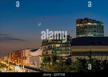 Mondsichel über dem La Defense District bei Nacht in Paris Stockfoto