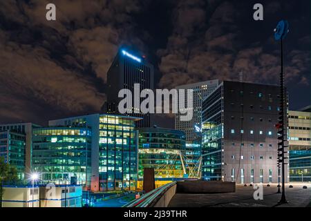 Gebäude und Türme im La Defense District bei Nacht Stockfoto