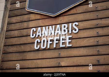 Blick auf die Worte Cannabis Coffee auf einem rustikal aussehenden Gebäude außen Stockfoto