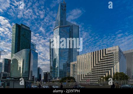 La Defense Business District at Day under Cloudy Sky Buildings and Reflections Stockfoto