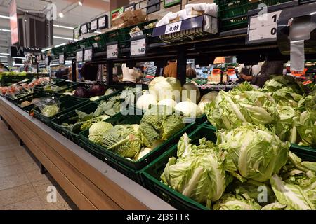 große Auswahl an einem Obst- und Gemeinschaftsstand in einem Supermarkt Stockfoto