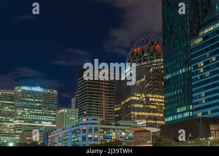 Die Türme des Geschäftsviertels La Defense bei Nacht unter wolkendem Himmel Stockfoto