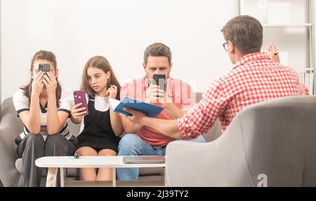 Psychologe geben Familientherapie für Telefon süchtig Papa Mutter und Tochter Mädchen, Abhängigkeit Stockfoto