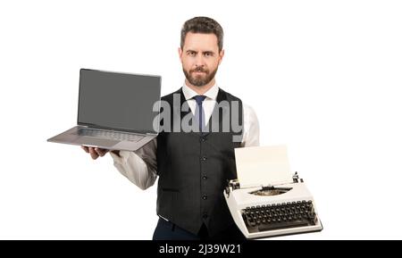 ceo vergleicht alte und moderne Technologie. Chef isoliert auf weiß. Geschäftsmann halten vintage Schreibmaschine Stockfoto