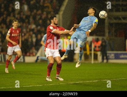 Nottingham, Großbritannien. 06. April 2022. Scott McKenna (26 Forest) und Gustavo Hamer (38 coventry) kämpfen während des Spiels der EFL Champioinship zwischen Nottingham Forest und Coventry am City Ground in Nottingham, England Paul Bonser/SPP Credit: SPP Sport Press Photo. /Alamy Live News Stockfoto