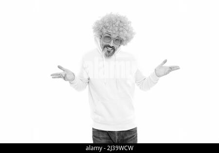 Hier bin ich. Flippiger Mann. Bärtiger Mann trägt eine Sonnenbrille mit oranger Perücke. Party-Look Stockfoto