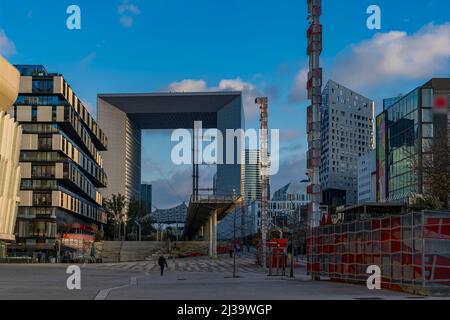 Grande Arche und Gebäude am Tag unter wolkendem Himmel im La Defense District Stockfoto