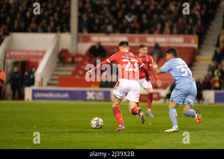 Nottingham, Großbritannien. 06. April 2022. Joe Lolley (23 Forest) und Gustavo Hamer (38 coventry) kämpfen während des EFL-Champioinship-Spiels zwischen Nottingham Forest und Coventry am City Ground in Nottingham, England Paul Bonser/SPP Credit: SPP Sport Press Photo. /Alamy Live News Stockfoto