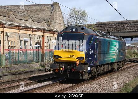 DRS-Baureihe 88 Bi-Mode Elektro-Diesel Lok, Nummer 88001 mit dem Namen Revolution, die am Mittwoch, 6.. April 2022, Carnforth auf der WCML durchquert hat. Stockfoto