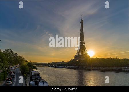 Sonnenschein über Paris bei Sonnenaufgang mit Eiffelturm seine und Verkehr Stockfoto