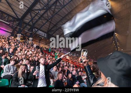 Newcastle, 6.. April 2022, Newcastle United flaggt am letzten Abend seiner UK-Tour in der Newcastle utilita Arena beim ausverkauften Hometown-Gig von Sam Fender Stockfoto