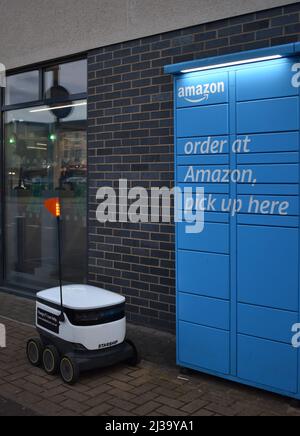 Raumschiff-Zustellroboter bei einem Amazon-Schließfach in Milton Keynes. Stockfoto