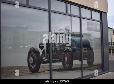 Trompe-l'oeil-Bild eines Oldtimers in einem Schaufenster in Broughton in Milton Keynes. Stockfoto