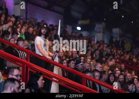 Newcastle, 6.. April 2022, Newcastle United flaggt am letzten Abend seiner UK-Tour in der Newcastle utilita Arena beim ausverkauften Hometown-Gig von Sam Fender Stockfoto