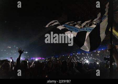 Newcastle, 6.. April 2022, Newcastle United flaggt am letzten Abend seiner UK-Tour in der Newcastle utilita Arena beim ausverkauften Hometown-Gig von Sam Fender Stockfoto