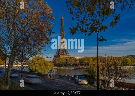 Eiffelturm zwischen Herbst färbt Bäume an einem sonnigen Tag in Paris seine und Boote Stockfoto