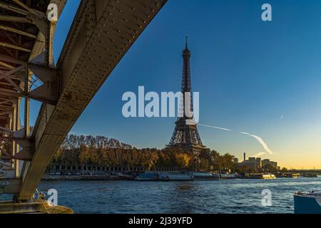 Eiffelturm zur Goldenen Stunde von den seine Docks unter der Fußgängerbrücke Paris aus gesehen Stockfoto