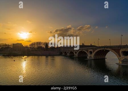 Schöner sonniger Himmel über dem Zentrum von Toulouse mit dem Fluss Garonne und der Neuen Brücke Stockfoto