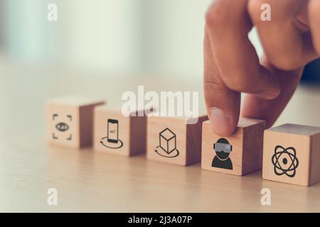 VR Virtual Reality Brille futuristisches Technologiekonzept. Zukünftige Gadgets, Bildung online, Studium, Videospiel, Visualisierung für Unternehmen. Hand-pu Stockfoto