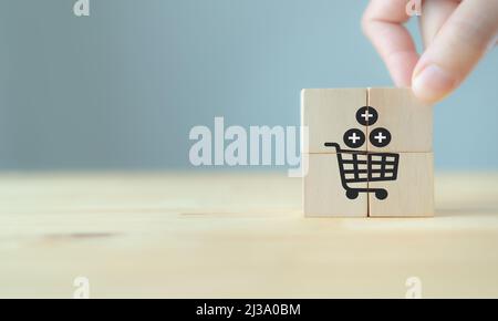 Umsatzwachstum, durchschnittliches Auftragswertkonzept (AOV). Erreichen der Vertriebsziele. Steigern Sie den Umsatz im Online-Shop, E-Commerce. Hand legt die Holzwürfel w Stockfoto