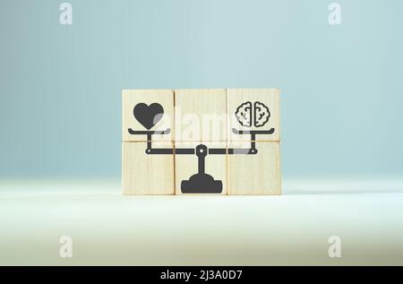 Konzept der Balance zwischen harten und weichen Fähigkeiten. Training of Skills Human Resource Management (HRM). Holzwürfel mit harten und weichen Fähigkeiten auf Skalen Symbol für c Stockfoto