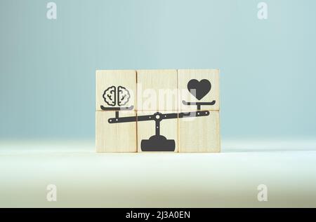 Konzept der Balance zwischen harten und weichen Fähigkeiten. Training of Skills Human Resource Management (HRM). Holzwürfel mit harten und weichen Fähigkeiten auf Skalen Symbol für c Stockfoto