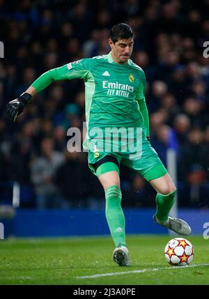 London, Großbritannien. 01.. Februar 2018. LONDON, Großbritannien, 06. APRIL: Thibaut Courtois von Real Madrid CF beim Champions League Viertelfinale zwischen Chelsea und Real Madrid im Stamford Bridge Stadium, London am 06.. April 2022 Credit: Action Foto Sport/Alamy Live News Stockfoto