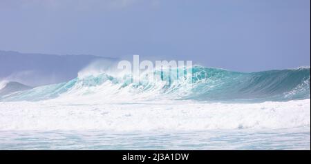 Gigantischer Wellenschlag an der Banzai Pipeline Stockfoto