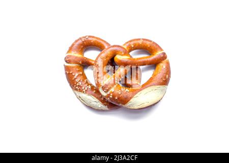 Zwei frisch gebackene Brezeln aus der Nähe, isoliert auf weißem Hintergrund. Stockfoto