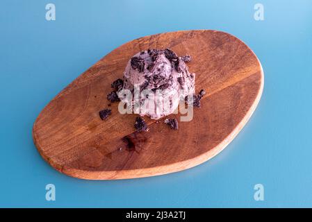 Eis aus weißer Schokolade mit Schokoladenstückchen Stockfoto