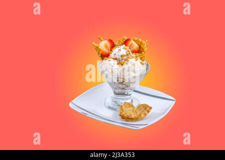 Hausgemachtes Eis auf orangefarbenem Hintergrund isoliert. Stockfoto