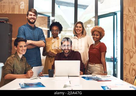 Waren ein Team von gleichgesinnten Kreativen. Porträt einer vielfältigen Gruppe von Geschäftsleuten, die in einem Büro zusammenarbeiten. Stockfoto