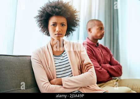 Ich bin so krank und müde von all diesen Kämpfen. Porträt einer jungen Frau, die nach einem Kampf mit ihrem Partner zu Hause aufgeregt aussieht. Stockfoto