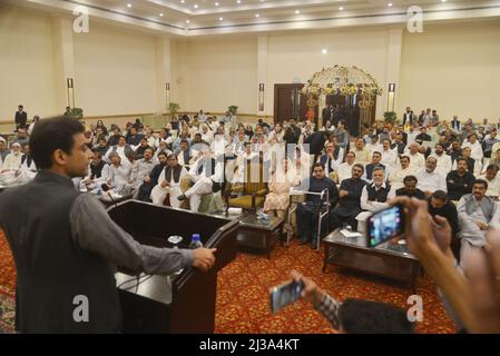 Lahore, Pakistan. 06. April 2022. Der pakistanische Anführer der Muslim League(N) und Oppositionsführer in der Provinzversammlung, Hamza Shahbaz Sharif, und die Vizepräsidentin von PML N, Maryam Nawaz Sharif, kommen zu einer symbolischen Versammlungssitzung, um den Leiter des Hauses in einem lokalen Hotel in Lahore zu wählen. (Foto von Rana Sajid Hussain/Pacific Press) Quelle: Pacific Press Media Production Corp./Alamy Live News Stockfoto