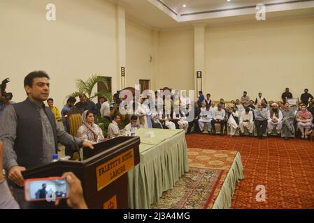 Lahore, Pakistan. 06. April 2022. Der pakistanische Anführer der Muslim League(N) und Oppositionsführer in der Provinzversammlung, Hamza Shahbaz Sharif, und die Vizepräsidentin von PML N, Maryam Nawaz Sharif, kommen zu einer symbolischen Versammlungssitzung, um den Leiter des Hauses in einem lokalen Hotel in Lahore zu wählen. (Foto von Rana Sajid Hussain/Pacific Press) Quelle: Pacific Press Media Production Corp./Alamy Live News Stockfoto