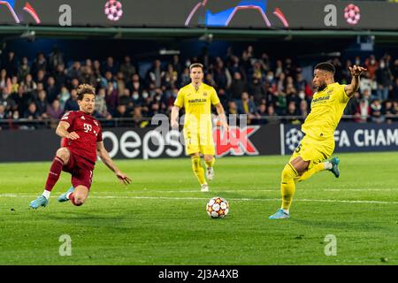 Castellon, Spanien. 06. April 2022. Arnaut Danjuma Groeneveld (R) von Villarreal CF und Niklas Sule (L) von Bayern München in Aktion gesehen während der UEFA Champions League Viertelfinale erste Etappe, Fußballspiel zwischen Villarreal CF und Bayern München im Estadio de la Ceramica.(Endstand; Villarreal CF 1:0 Bayern München) Credit: SOPA Images Limited/Alamy Live News Stockfoto